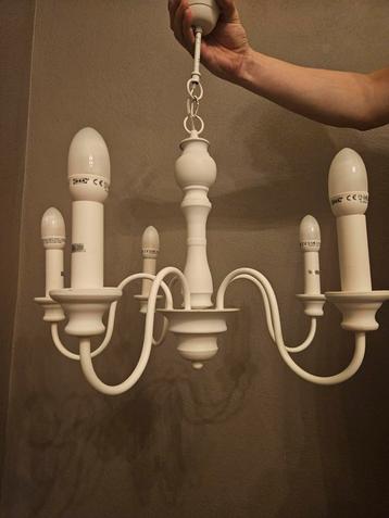 Witte kroonluchter met 5 armen beschikbaar voor biedingen
