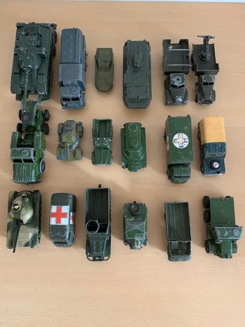 Dinky Toys, 18 stuks legervoertuigen. beschikbaar voor biedingen