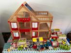 ☆ ⭑ Houten poppenhuis met veel accessoires ⭑ ☆, Ophalen, Zo goed als nieuw