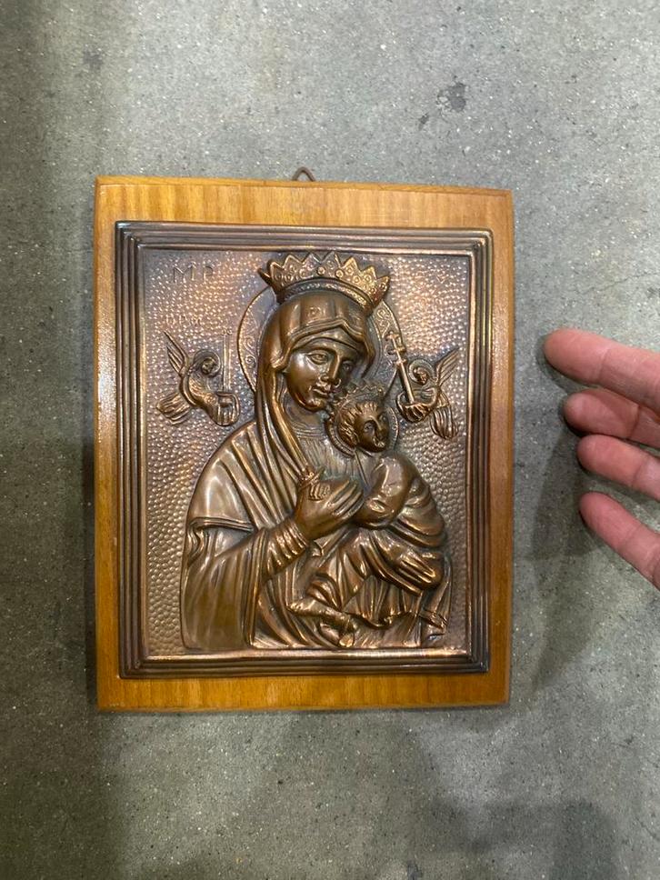 Maria met kind bronzen reliëf op houten plank, Antiek en Kunst, Antiek | Religie, Ophalen of Verzenden
