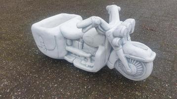 Bloembak in de vorm van een oldtimer motor beschikbaar voor biedingen