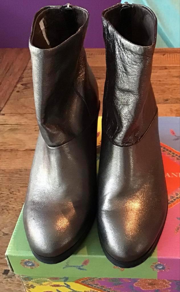 LazAmani handgemaakte echt leren laarsjes in originele doos!, Kleding | Dames, Schoenen, Zo goed als nieuw, Lage of Enkellaarzen