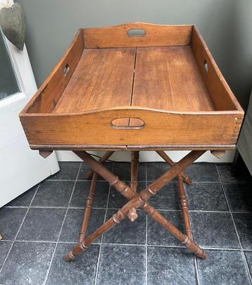 Antieke butler tray met dienblad met fraai gedraaide poten beschikbaar voor biedingen