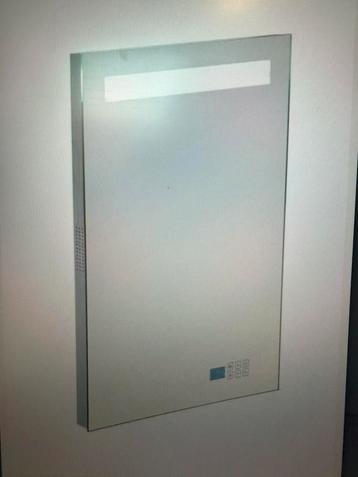 Nieuw spiegel 60 met radio verlichting en bluetooth beschikbaar voor biedingen