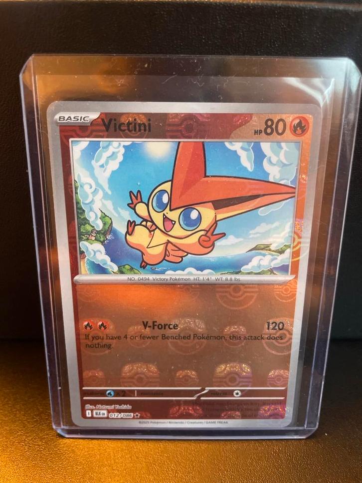Victini Masterball 012/086 - Pokémon kaart, Hobby en Vrije tijd, Verzamelkaartspellen | Pokémon, Zo goed als nieuw, Losse kaart