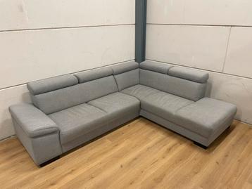 Mooie luxe lichtgrijze hoekbank met hoofdsteunen - GEREINIGD beschikbaar voor biedingen