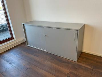 Stevige metalen archiefkast (2 beschikbaar) beschikbaar voor biedingen