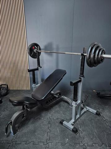 Complete gym met halterset en Taurus steunen en bankje  beschikbaar voor biedingen
