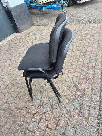 2 stapel stoelen beschikbaar voor biedingen