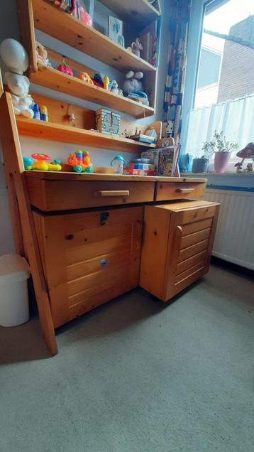 Verstelbaar houten bureau met heel veel bergruimte beschikbaar voor biedingen
