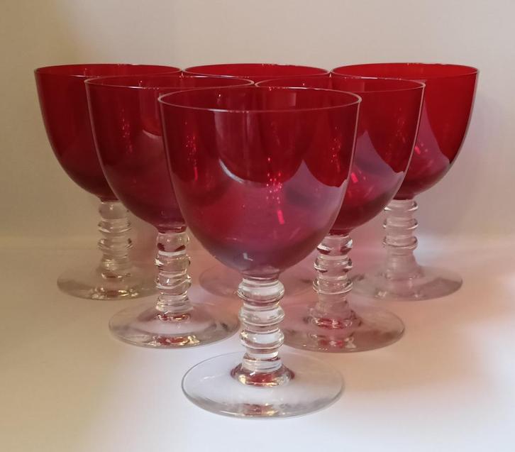 Kerst - 6 kleine rode kristallen glazen op blankglazen voet, Huis en Inrichting, Keuken | Servies, Zo goed als nieuw, Glas of Glazen