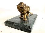 jaren 20 30 beeld leeuw verguld brons op groen marmer, Antiek en Kunst, Ophalen of Verzenden