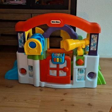 Speelhuisje kan binnen en buiten. beschikbaar voor biedingen