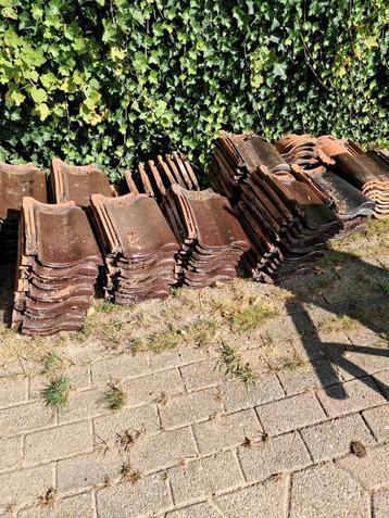 Dakpannen 95 stuks + ca. 16 halve dakpannen Bruin beschikbaar voor biedingen