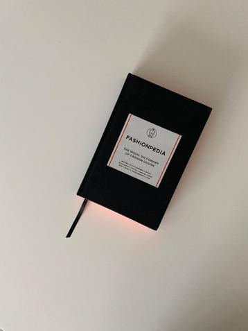 Fashionpedia boek  beschikbaar voor biedingen