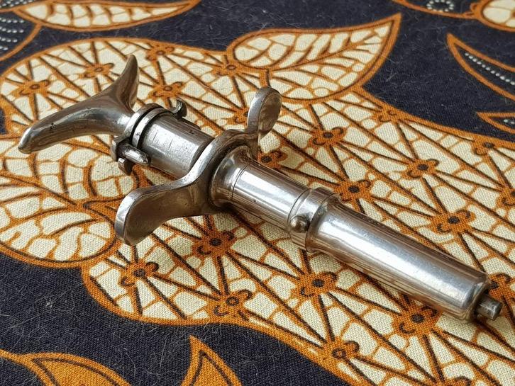 Mooi oud antiek medisch injectie instrument uit Frankrijk., Antiek en Kunst, Antiek | Gereedschap en Instrumenten, Ophalen of Verzenden