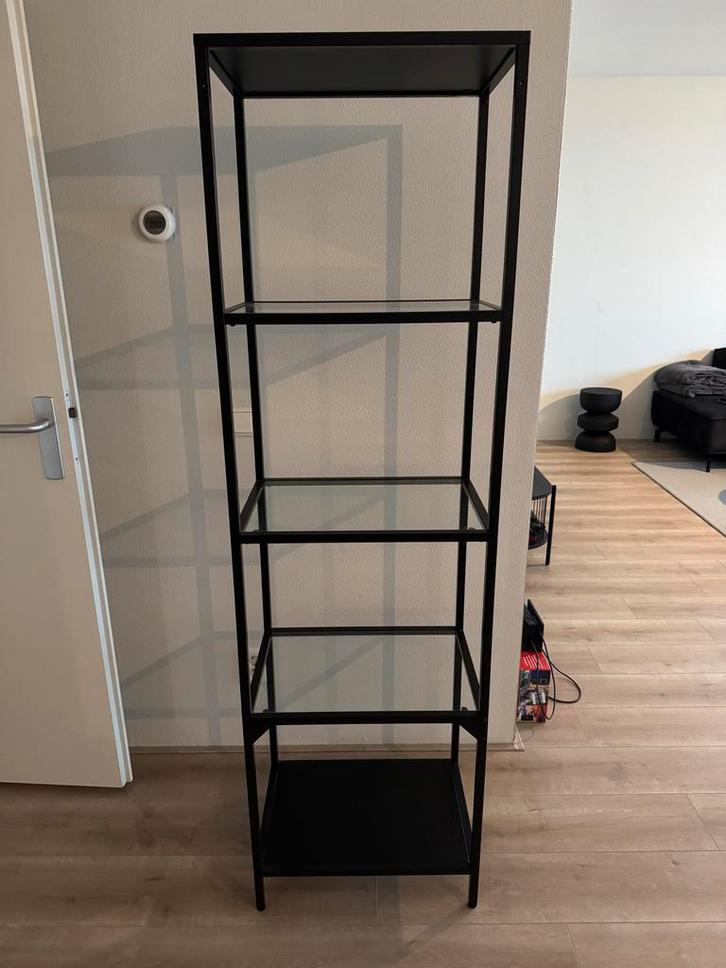 Stijlvolle zwarte open kast met glazen planken, VITTSJÖ ikea, Huis en Inrichting, Kasten | Boekenkasten, Gebruikt, Minder dan 50 cm