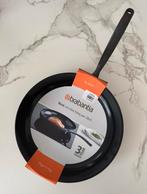 Brabantia zwart koekenpan 28 cm, Huis en Inrichting, Keuken | Potten en Pannen, Ophalen of Verzenden, Nieuw, Koekenpan of Braadpan