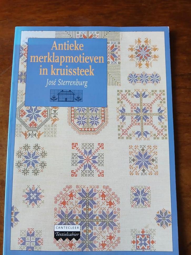 WD015. Sterrenburg - Antieke merklapmotieven in kruissteek, Boeken, Overige Boeken, Zo goed als nieuw, Ophalen of Verzenden