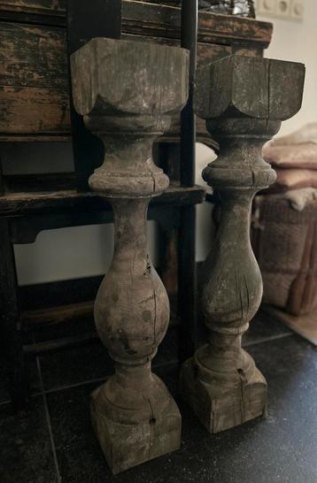 Grote robuuste houten baluster sober sleets imperfect beschikbaar voor biedingen