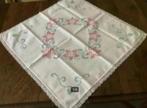 Wit dekservet, tafellaken geborduurde bloemen kant; 63x63 cm, Ophalen of Verzenden, Zo goed als nieuw, Vierkant, Binnen