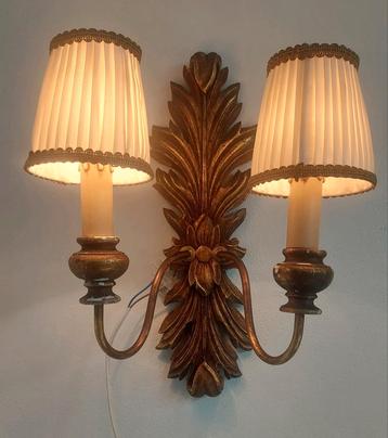 2 antieke houten wandlampen,brocante goudkleurige wandlampen beschikbaar voor biedingen