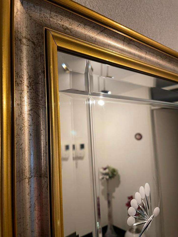 Klassieke spiegel met bloemgravure & goud/brons lijst, Huis en Inrichting, Woonaccessoires | Spiegels, Gebruikt, 75 tot 100 cm