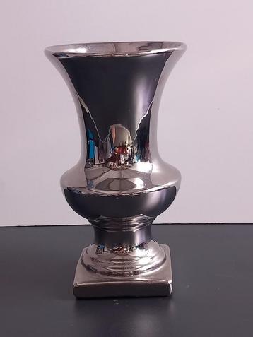 Zilveren Vaas - Elegant Design beschikbaar voor biedingen
