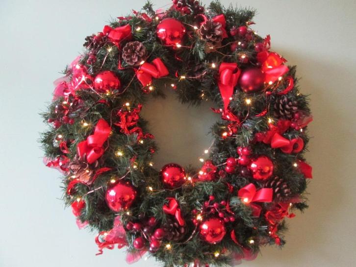 Nostalgische Rijkgevulde Rode Kerst Krans met Lichtjes 65 cm, Diversen, Kerst, Nieuw, Ophalen