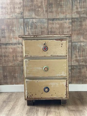 Brocante kastje beschikbaar voor biedingen