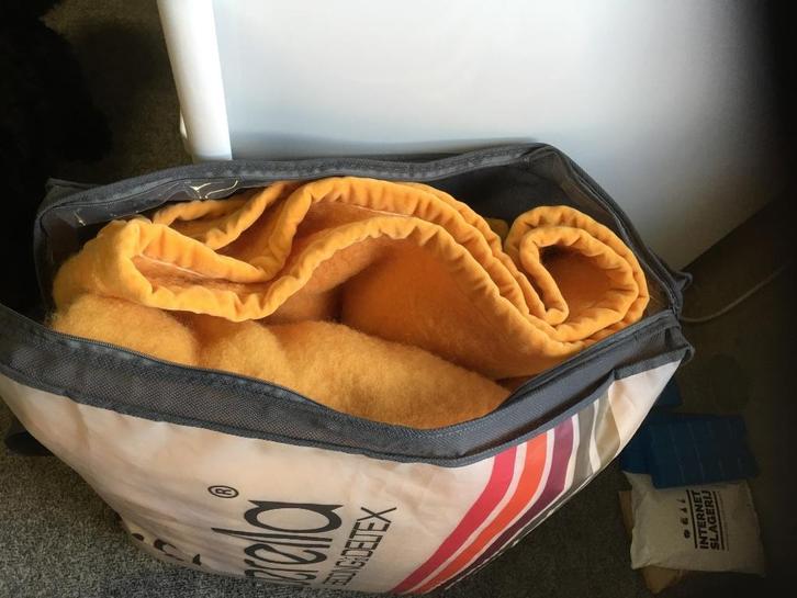 Okergele wollen Sole Mio deken 220x240cm, Huis en Inrichting, Slaapkamer | Beddengoed, Zo goed als nieuw, Deken of Dekbed, Overige maten