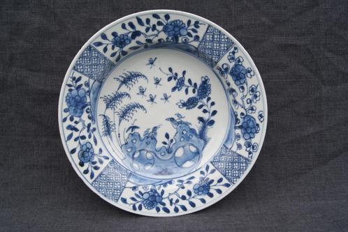 Oud bord met vogels op een rots van Chinees porselein, Antiek en Kunst, Antiek | Porselein, Ophalen of Verzenden