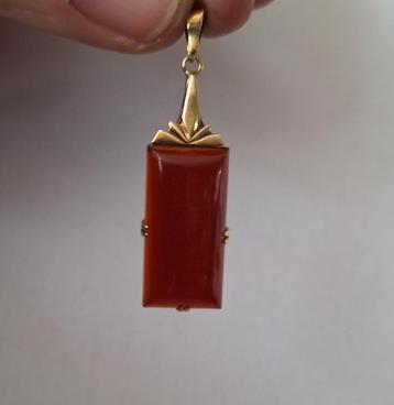 Gouden hanger met carneool beschikbaar voor biedingen