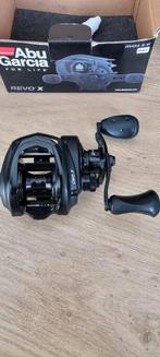 ABU GARCIA REVO4 X-W  RECHTS, Pure fishing, Molen, Ophalen of Verzenden, Info@purefishing.com