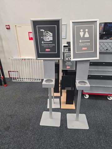 Diverse Signage Stands beschikbaar voor biedingen