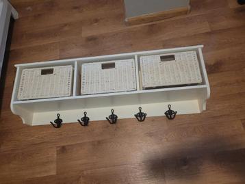 Kapstok met rietenmandjes beschikbaar voor biedingen