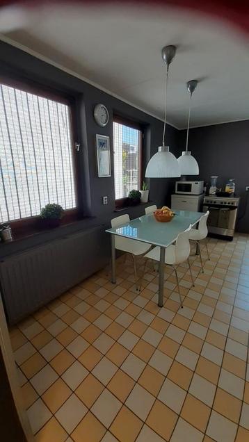 Glazen keukentafel en 4 witte stoelen