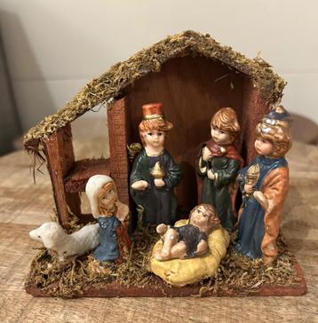 Kleine houten kerststal, gedetailleerde vaste beeldjes beschikbaar voor biedingen