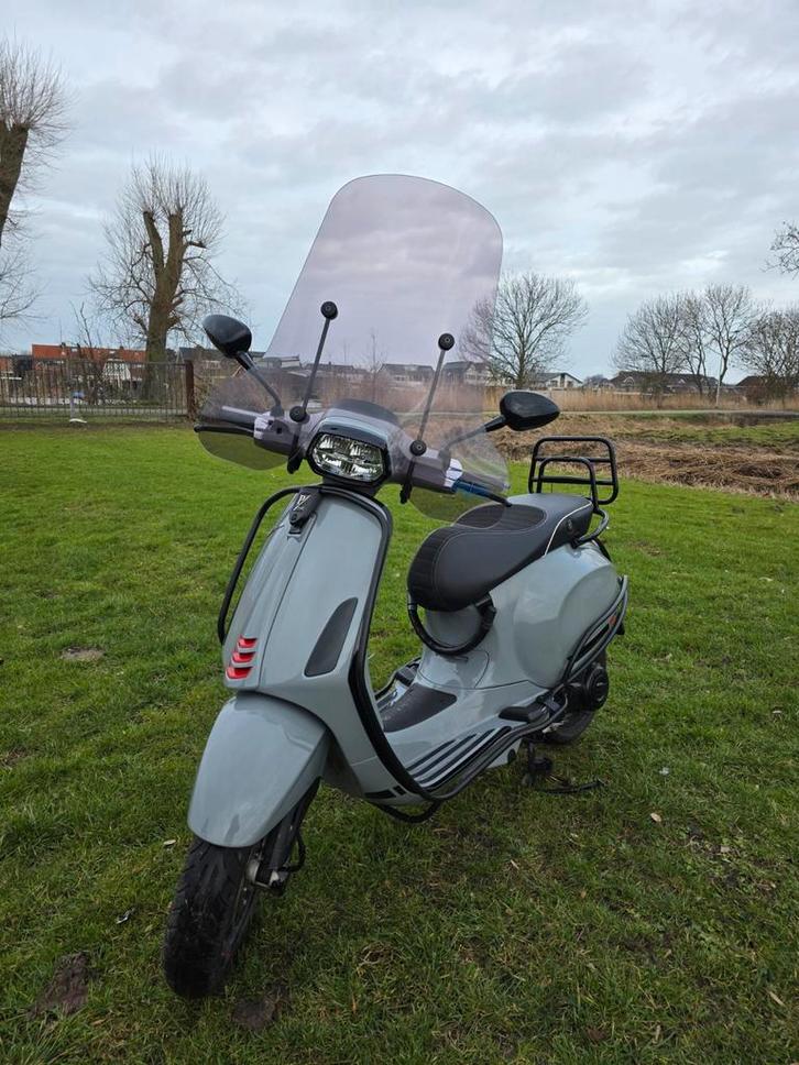 Vespa Sprint 2019 – Nardo Grey | Full Option , Fietsen en Brommers, Scooters | Vespa, Zo goed als nieuw, Overige modellen, Maximaal 25 km/u