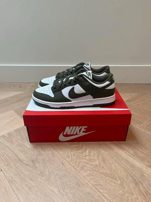 Nike Dunk Low - Olive Green (42,5), Kleding | Heren, Schoenen, Nieuw, Sneakers of Gympen, Overige kleuren, Ophalen of Verzenden