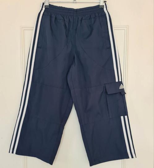 ADIDAS Broek, donkerblauw met zijstrepen. Mt.176. Nieuw!, Kinderen en Baby's, Kinderkleding | Maat 176, Zo goed als nieuw, Jongen