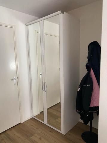 Witte kledingkast met hangruimte en planken