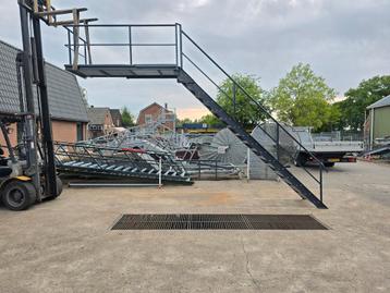 Stalen trap met bordes antraciet. Hoog 3,3 mtr. Nob074 beschikbaar voor biedingen