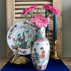Handbeschilderde Chinees vaasje met decoraties van Geisha’s, Ophalen of Verzenden