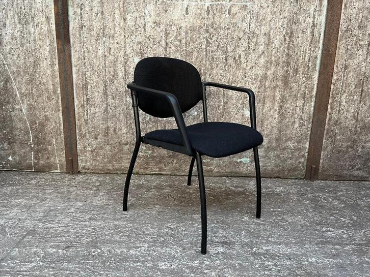 Wendy P vergaderstoel met armleuningen - Black Edition, Huis en Inrichting, Stoelen, Nieuw, Vijf, Zes of meer stoelen, Metaal