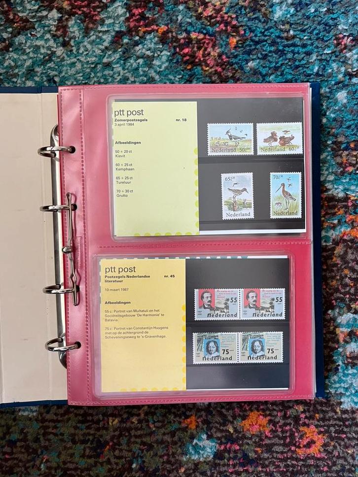Postzegelmapjes 93x, waarvan 40 in album, Postzegels en Munten, Postzegels | Volle albums en Verzamelingen, Nederland, Ophalen of Verzenden