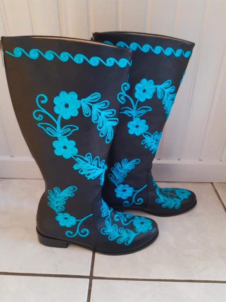 Lederen laarzen met geborduurd motief maat 38, Kleding | Dames, Schoenen, Nieuw, Hoge laarzen, Zwart, Ophalen of Verzenden