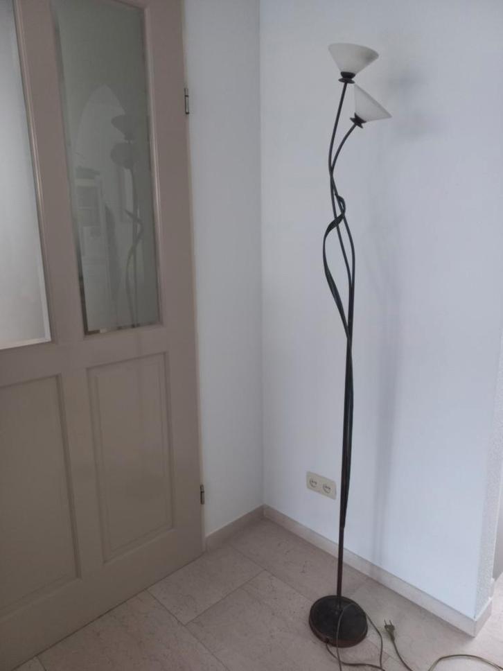Mooie staande lamp in bloemstengelvorm met 2 glazen kapjes, Huis en Inrichting, Woonaccessoires | Kapstokken, Gebruikt, 150 tot 200 cm