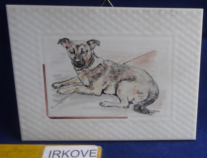 MOOIE WANDTEGEL MET HOND * Porselein *, Verzamelen, Dierenverzamelingen, Zo goed als nieuw, Overige typen, Hond of Kat, Verzenden
