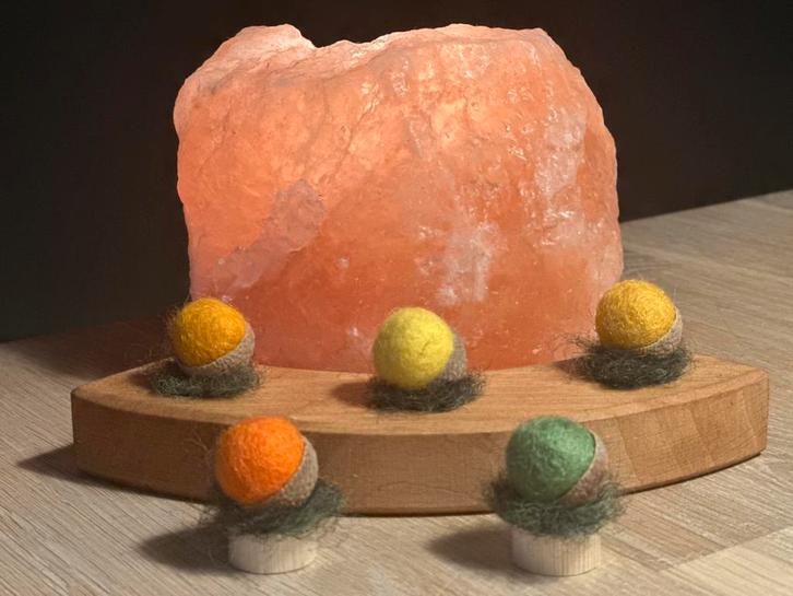 Vilten Eikels antroposofische seizoentafel herfst wol vilt, Hobby en Vrije tijd, Vilt, Nieuw, Figuurtje(s), Wolvilt, Ophalen of Verzenden